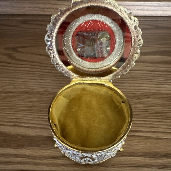 Small Victorian Ornate Gold & White
Music Trinket Box. Gold Lining. 3x4". VTG - Picture 6 of 17